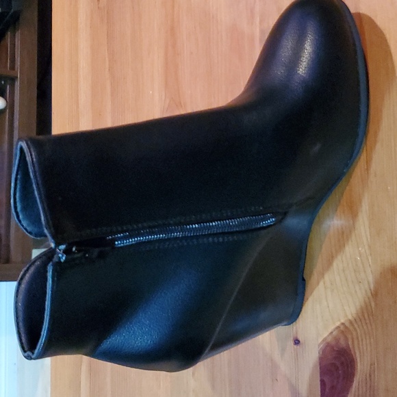 Black platform boots with side zipper - Picture 3 of 5